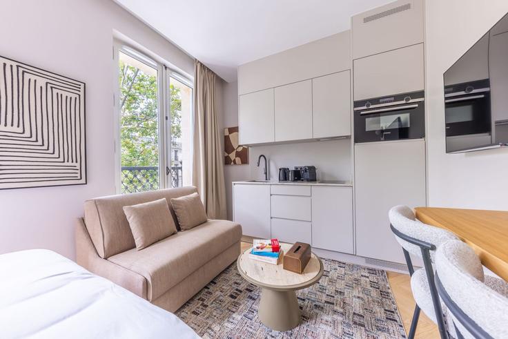 Sala de estar elegantemente projetada com móveis modernos em um apartamento no Building Boulevard de Sébastopol - jhmh - 1471188 em 3rd arrondissement, Paris