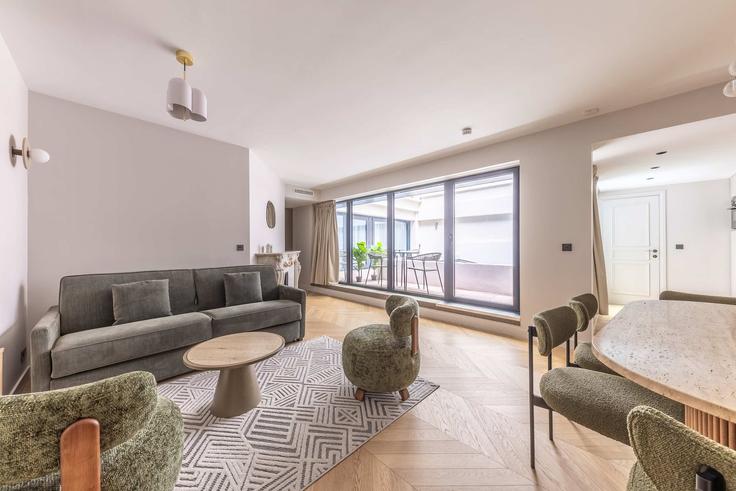 Sala de estar elegantemente projetada com móveis modernos em um apartamento no Building Rue de Caumartin - jhmh - 1471203 em 9th arrondissement, Paris
