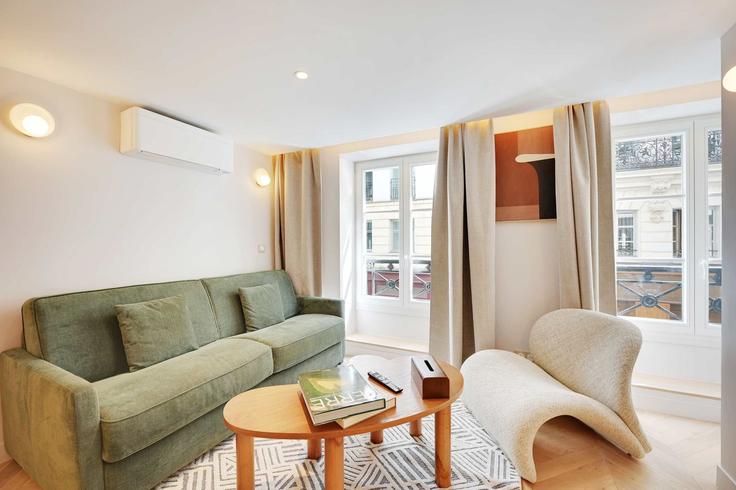 Building Rue de Caumartin - jhmh - 1471190 adresindeki bir dairede modern mobilyalarla zarif bir şekilde tasarlanmış oturma odası 9th arrondissement, Paris