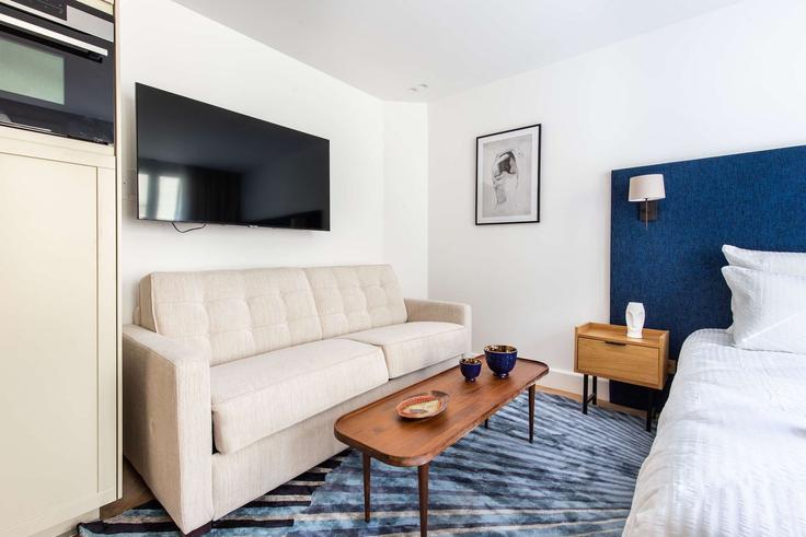 Elegant gestaltetes Wohnzimmer mit moderner Einrichtung in einer Wohnung im Building Rue Henry Monnier - jhmh - 1471197 in 9th arrondissement, Paris