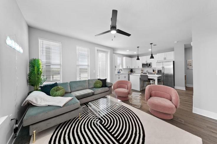 Building Buckfield Circle - jk2properties-llc - 1290654 - USA adresindeki bir dairede modern mobilyalarla zarif bir şekilde tasarlanmış oturma odası Jacksonville, Jacksonville Building Buckfield Circle - jk2properties-llc - 1290654 - USA adresindeki bir dairede modern mobilyalarla zarif bir şekilde tasarlanmış oturma odası Jacksonville, Jacksonville