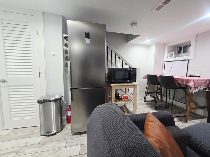 Washington WashingtonのBuilding Montello Avenue Northeast - johnsonandsonestatesllc - 1588310のアパートメントにある、モダンな家具を備えたエレガントなデザインのリビングルーム