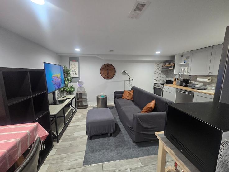 Sala de estar elegantemente projetada com móveis modernos em um apartamento no Building Montello Avenue Northeast - johnsonandsonestatesllc - 1588310 em Washington, Washington