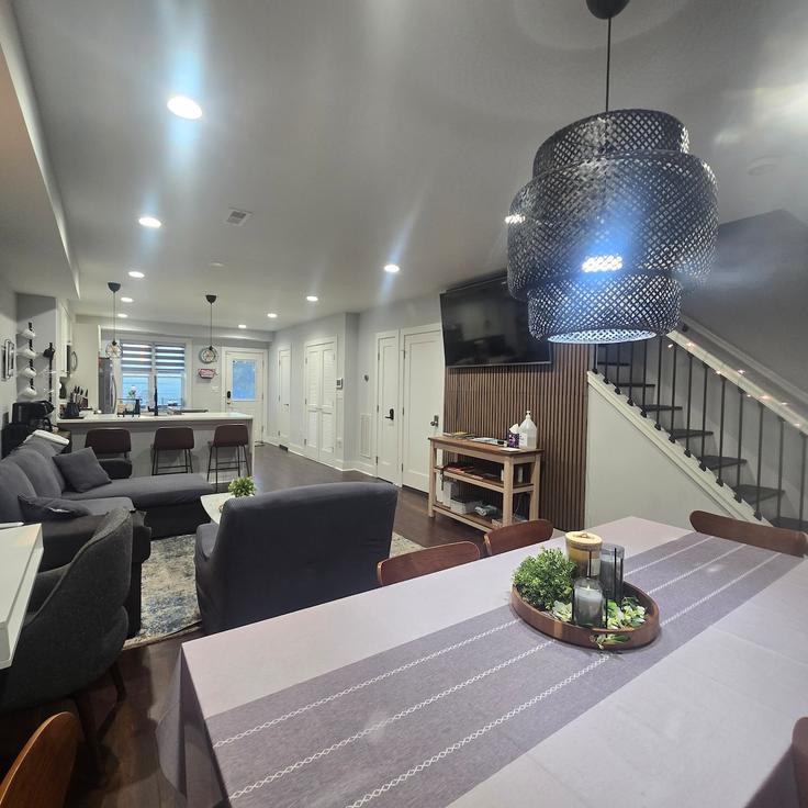 Washington WashingtonのBuilding Montello Avenue Northeast - johnsonandsonestatesllc - 1588312のアパートメントにある、モダンな家具を備えたエレガントなデザインのリビングルーム