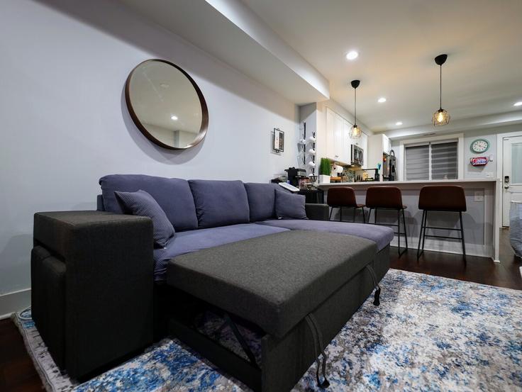 Sala de estar elegantemente projetada com móveis modernos em um apartamento no Building Montello Avenue Northeast - johnsonandsonestatesllc - 1588314 em Washington, Washington Sala de estar elegantemente projetada com móveis modernos em um apartamento no Building Montello Avenue Northeast - johnsonandsonestatesllc - 1588314 em Washington, Washington