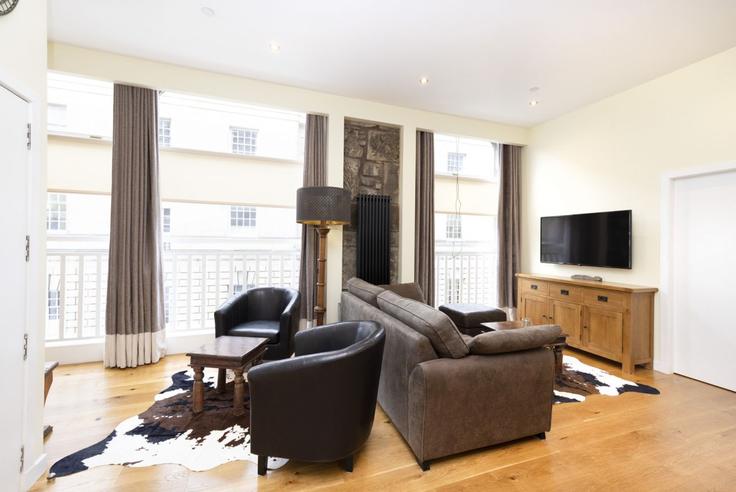 Salle de séjour élégante avec mobilier moderne dans un appartement à Building Saint Giles' Street - joivy - 1075976 à Old Town, Edinburgh Salle de séjour élégante avec mobilier moderne dans un appartement à Building Saint Giles' Street - joivy - 1075976 à Old Town, Edinburgh