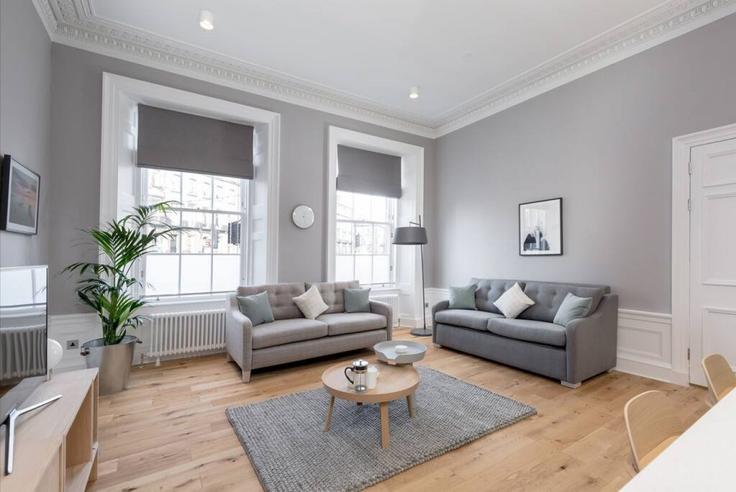 Salle de séjour élégante avec mobilier moderne dans un appartement à Building Torphichen Street - joivy - 1075962 à West End, Edinburgh Salle de séjour élégante avec mobilier moderne dans un appartement à Building Torphichen Street - joivy - 1075962 à West End, Edinburgh