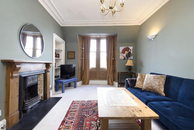 Elegante sala de estar con mobiliario moderno en un apartamento en Building Jeffrey Street - joivy - 1075938 - LON en Old Town, Edinburgh Elegante sala de estar con mobiliario moderno en un apartamento en Building Jeffrey Street - joivy - 1075938 - LON en Old Town, Edinburgh