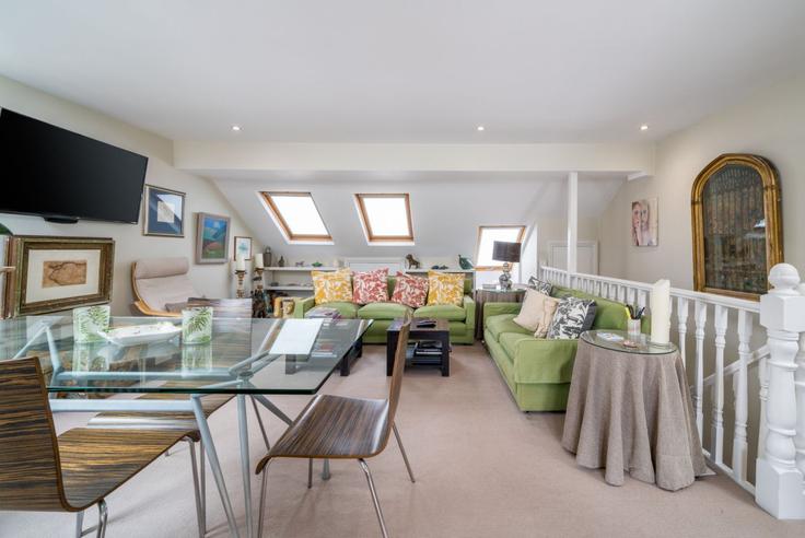 Elegante sala de estar con mobiliario moderno en un apartamento en Building Lurline Gardens - joivy - 1059002 en London Borough of Wandsworth, London Elegante sala de estar con mobiliario moderno en un apartamento en Building Lurline Gardens - joivy - 1059002 en London Borough of Wandsworth, London