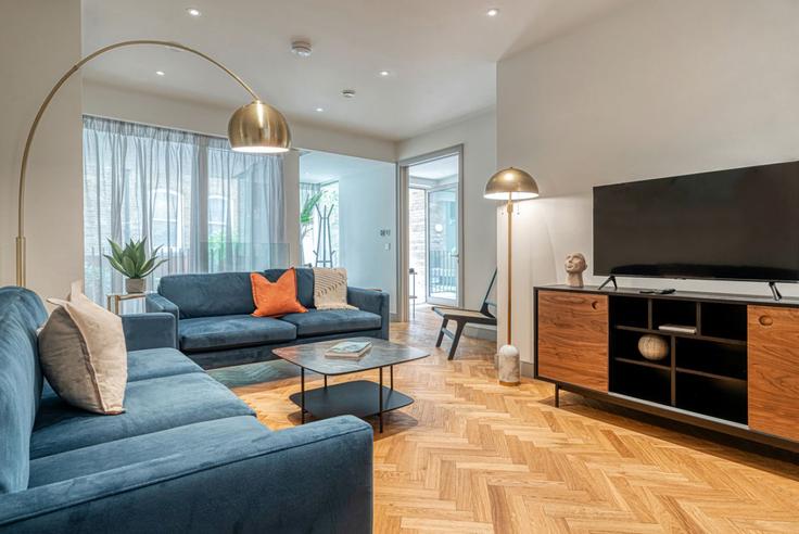 Sala de estar elegantemente projetada com móveis modernos em um apartamento no Building Greycoat Place - joivy - 1356320 em City of Westminster, London