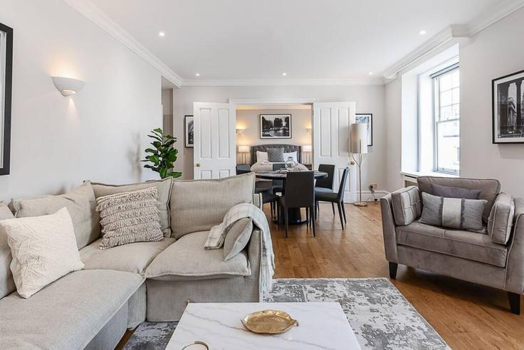 Elegant gestaltetes Wohnzimmer mit moderner Einrichtung in einer Wohnung im Building Jermyn Street - joivy - 1058995 - LON in City of Westminster, London