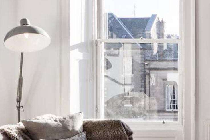 Edinburgh New Town/BroughtonのBuilding George Street - joivy - 1075894のアパートメントにある、モダンな家具を備えたエレガントなデザインのリビングルーム