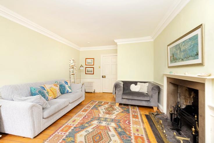 Building Calton Hill - joivy - 1075950 adresindeki bir dairede modern mobilyalarla zarif bir şekilde tasarlanmış oturma odası New Town/Broughton, Edinburgh