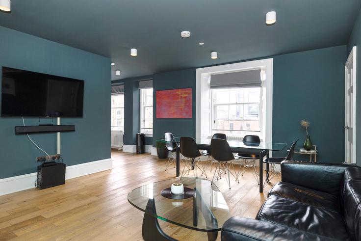 Salle de séjour élégante avec mobilier moderne dans un appartement à Building Torphichen Street - joivy - 1075961 à West End, Edinburgh Salle de séjour élégante avec mobilier moderne dans un appartement à Building Torphichen Street - joivy - 1075961 à West End, Edinburgh