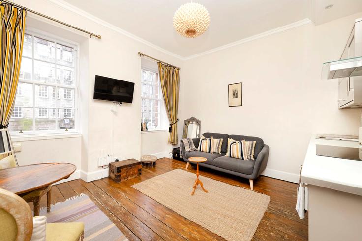 Edinburgh Old TownのBuilding Lawnmarket - joivy - 1075940のアパートメントにある、モダンな家具を備えたエレガントなデザインのリビングルーム