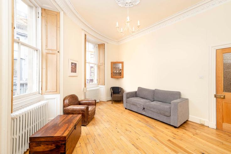 Edinburgh Old TownのBuilding West Bow - joivy - 1075995のアパートメントにある、モダンな家具を備えたエレガントなデザインのリビングルーム
