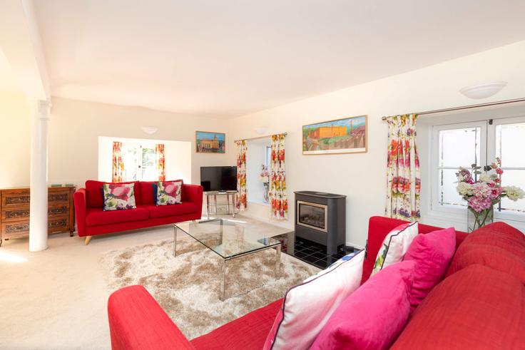 Elegant gestaltetes Wohnzimmer mit moderner Einrichtung in einer Wohnung im Building Campbell's Close - joivy - 1076087 - LON in Old Town, Edinburgh Elegant gestaltetes Wohnzimmer mit moderner Einrichtung in einer Wohnung im Building Campbell's Close - joivy - 1076087 - LON in Old Town, Edinburgh