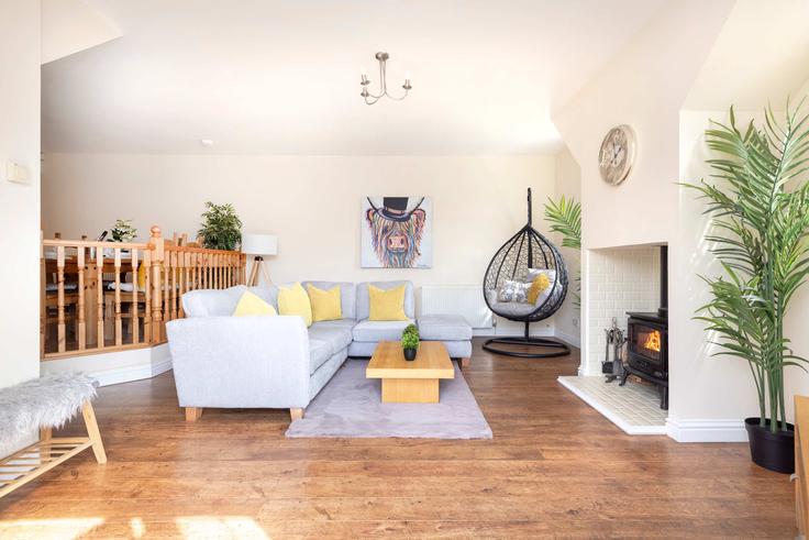 Building Greenknowes Poultry Fa - joivy - 1076019 - LON adresindeki bir dairede modern mobilyalarla zarif bir şekilde tasarlanmış oturma odası Kelty, Kelty