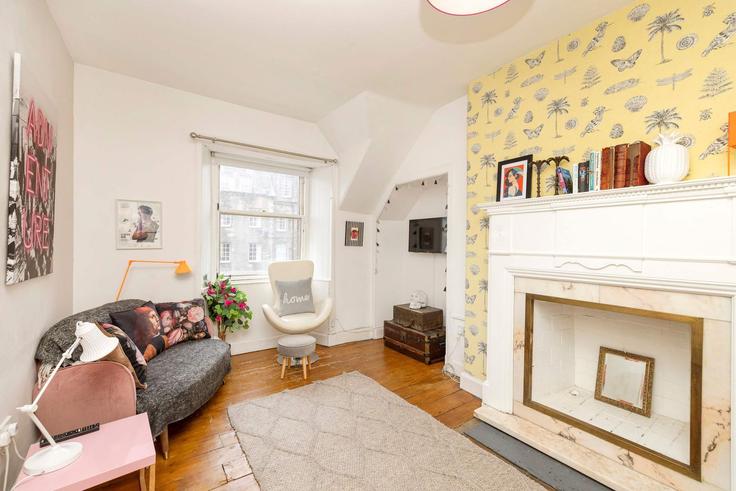 Building Lawnmarket - joivy - 1075968 adresindeki bir dairede modern mobilyalarla zarif bir şekilde tasarlanmış oturma odası Old Town, Edinburgh