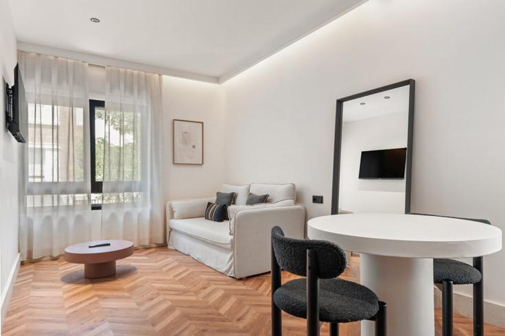 Salle de séjour élégante avec mobilier moderne dans un appartement à Building Calle de Luis Mitjans - joivy - 1257582 - MAD à Retiro, Madrid Salle de séjour élégante avec mobilier moderne dans un appartement à Building Calle de Luis Mitjans - joivy - 1257582 - MAD à Retiro, Madrid