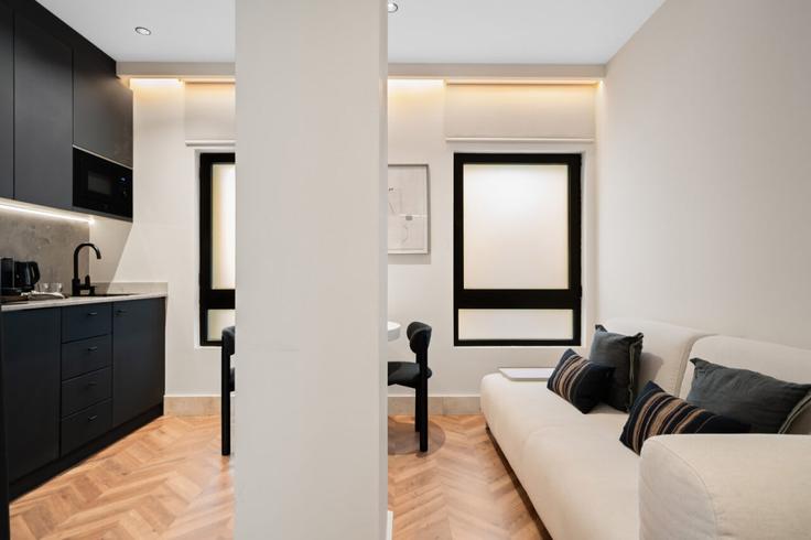 Elegant gestaltetes Wohnzimmer mit moderner Einrichtung in einer Wohnung im Building Calle de Luis Mitjans - joivy - 1257583 - MAD in Retiro, Madrid Elegant gestaltetes Wohnzimmer mit moderner Einrichtung in einer Wohnung im Building Calle de Luis Mitjans - joivy - 1257583 - MAD in Retiro, Madrid