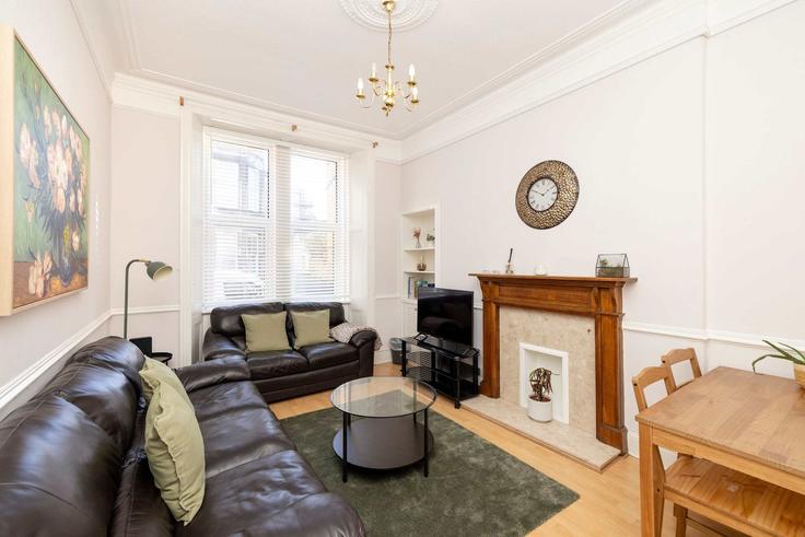 Edinburgh MerchistonのBuilding Watson Crescent - joivy - 1496945のアパートメントにある、モダンな家具を備えたエレガントなデザインのリビングルーム