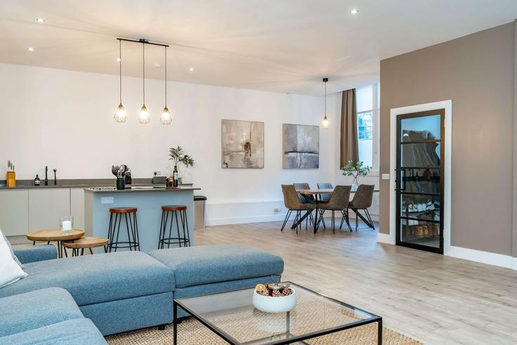 Elegante sala de estar con mobiliario moderno en un apartamento en Building Canaan Lane - joivy - 1510793 en Morningside, Edinburgh