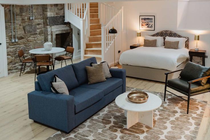 Elegante sala de estar con mobiliario moderno en un apartamento en Building Niddry Street - joivy - 1605835 en Old Town, Edinburgh Elegante sala de estar con mobiliario moderno en un apartamento en Building Niddry Street - joivy - 1605835 en Old Town, Edinburgh
