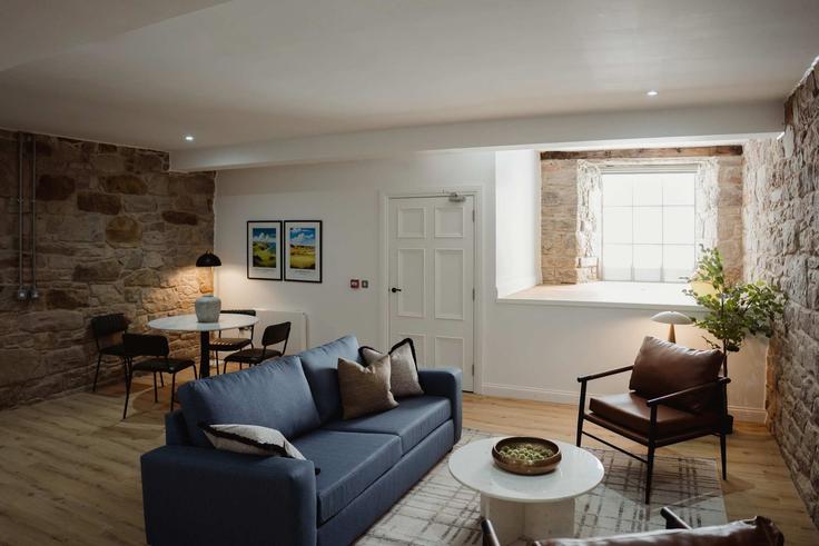 Elegante sala de estar con mobiliario moderno en un apartamento en Building Niddry Street - joivy - 1605826 en Old Town, Edinburgh Elegante sala de estar con mobiliario moderno en un apartamento en Building Niddry Street - joivy - 1605826 en Old Town, Edinburgh