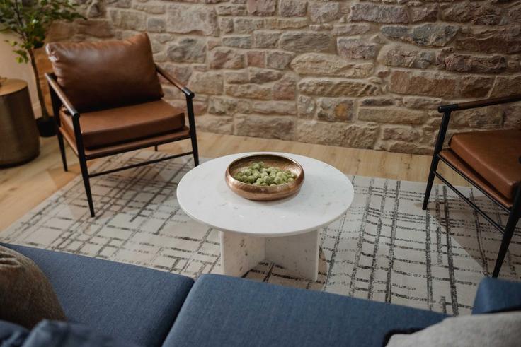Salle de séjour élégante avec mobilier moderne dans un appartement à Building Niddry Street - joivy - 1605835 à Old Town, Edinburgh Salle de séjour élégante avec mobilier moderne dans un appartement à Building Niddry Street - joivy - 1605835 à Old Town, Edinburgh