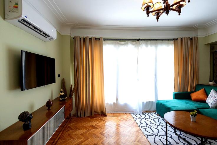 Elegant gestaltetes Wohnzimmer mit moderner Einrichtung in einer Wohnung im Building Mohammed Youssef Seleem - jolie-havens - 1404993 in El Nozha, Cairo