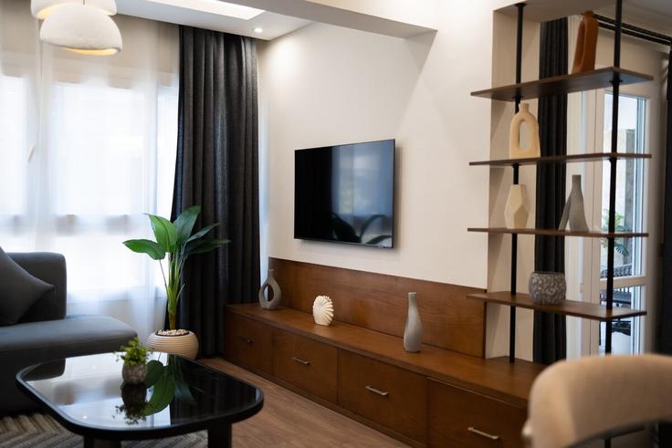Elegant gestaltetes Wohnzimmer mit moderner Einrichtung in einer Wohnung im Building Abd Al Moatai Khalil - jolie-havens - 1439451 in El Nozha, Cairo