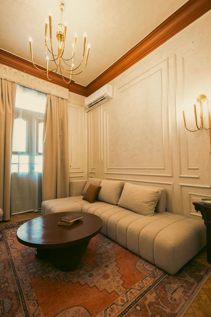 Sala de estar elegantemente projetada com móveis modernos em um apartamento no Building Al Falki - jolie-havens - 1564110 em Abdeen, Cairo