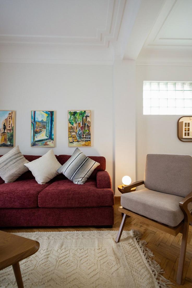 Elegante sala de estar con mobiliario moderno en un apartamento en Building Champollion Road - jolie-havens - 1405001 en Qasr El Nil, Cairo
