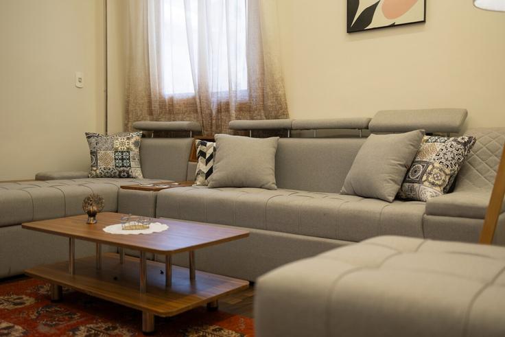 Elegant gestaltetes Wohnzimmer mit moderner Einrichtung in einer Wohnung im Building Al Arousi - jolie-havens - 1405004 in El Nozha, Cairo
