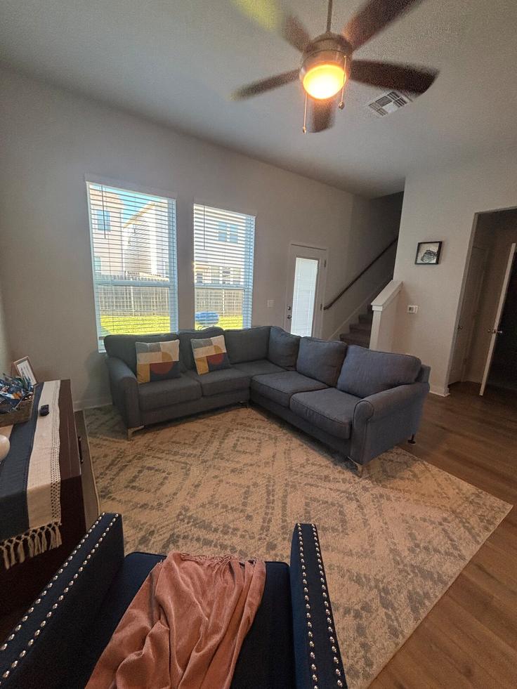 Elegante sala de estar con mobiliario moderno en un apartamento en Building Forum Avenue - joseph-crapanzano - 1640234 en Austin, Austin Elegante sala de estar con mobiliario moderno en un apartamento en Building Forum Avenue - joseph-crapanzano - 1640234 en Austin, Austin