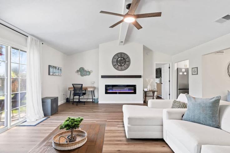 Salle de séjour élégante avec mobilier moderne dans un appartement à Building Tolkien Lane - joseph-ellen-properties - 1578543 à Jacksonville, Jacksonville Salle de séjour élégante avec mobilier moderne dans un appartement à Building Tolkien Lane - joseph-ellen-properties - 1578543 à Jacksonville, Jacksonville