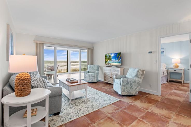 Building Ponte Vedra Boulevard - joseph-ellen-properties - 1578595 adresindeki bir dairede modern mobilyalarla zarif bir şekilde tasarlanmış oturma odası Sawgrass, Sawgrass
