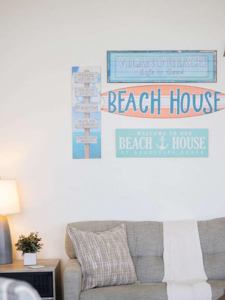 Sala de estar elegantemente projetada com móveis modernos em um apartamento no Building Palencia Street - joseph-ellen-properties - 1598552 em Vilano Beach, Vilano Beach Sala de estar elegantemente projetada com móveis modernos em um apartamento no Building Palencia Street - joseph-ellen-properties - 1598552 em Vilano Beach, Vilano Beach