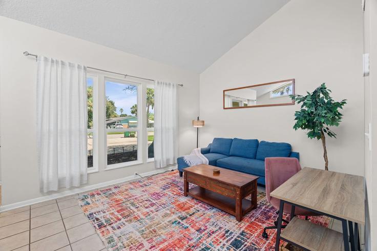 Salle de séjour élégante avec mobilier moderne dans un appartement à Building 6th Avenue North - joseph-ellen-properties - 1609781 à Jacksonville Beach, Jacksonville Beach Salle de séjour élégante avec mobilier moderne dans un appartement à Building 6th Avenue North - joseph-ellen-properties - 1609781 à Jacksonville Beach, Jacksonville Beach