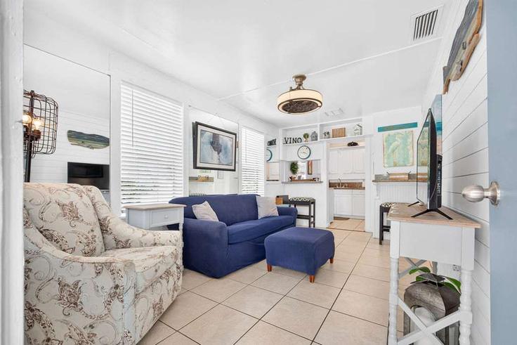 Sala de estar elegantemente projetada com móveis modernos em um apartamento no Building Davis Street - joseph-ellen-properties - 1613535 em St. Augustine, St. Augustine