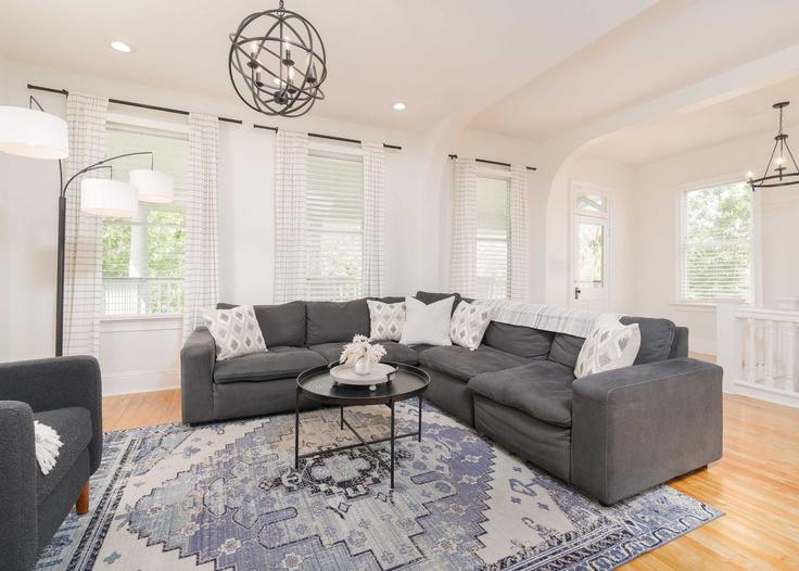 Jacksonville JacksonvilleのBuilding North Laura Street - joseph-ellen-properties - 1578537のアパートメントにある、モダンな家具を備えたエレガントなデザインのリビングルーム
