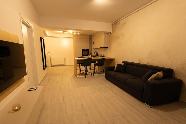 Salle de séjour élégante avec mobilier moderne dans un appartement à Building Strada Brizei - joy-city-stay - 1272473 - ROU à Constanța, Constanța Salle de séjour élégante avec mobilier moderne dans un appartement à Building Strada Brizei - joy-city-stay - 1272473 - ROU à Constanța, Constanța