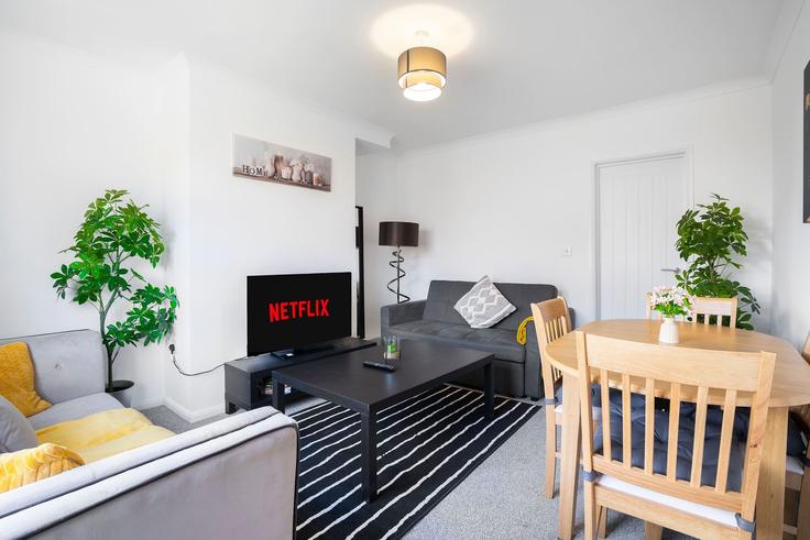 Building Park Avenue - jozef-toth - 1507913 adresindeki bir dairede modern mobilyalarla zarif bir şekilde tasarlanmış oturma odası Durham, Durham Building Park Avenue - jozef-toth - 1507913 adresindeki bir dairede modern mobilyalarla zarif bir şekilde tasarlanmış oturma odası Durham, Durham
