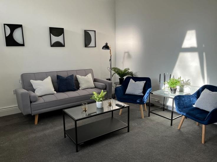 Building Cooperative Terrace - jozef-toth - 1507925 adresindeki bir dairede modern mobilyalarla zarif bir şekilde tasarlanmış oturma odası Durham, Durham Building Cooperative Terrace - jozef-toth - 1507925 adresindeki bir dairede modern mobilyalarla zarif bir şekilde tasarlanmış oturma odası Durham, Durham