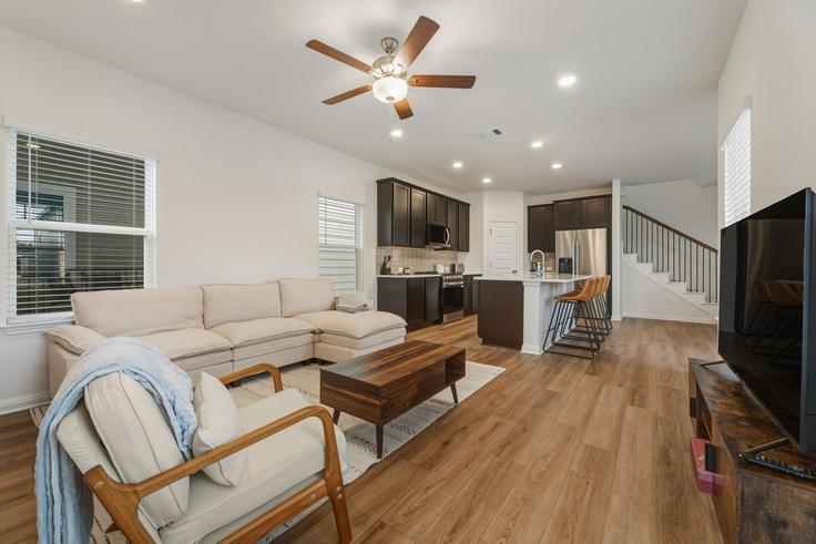 Elegante sala de estar con mobiliario moderno en un apartamento en Building Whisper Creek Drive - jr-property-mgmt - 1492682 en Georgetown, Georgetown