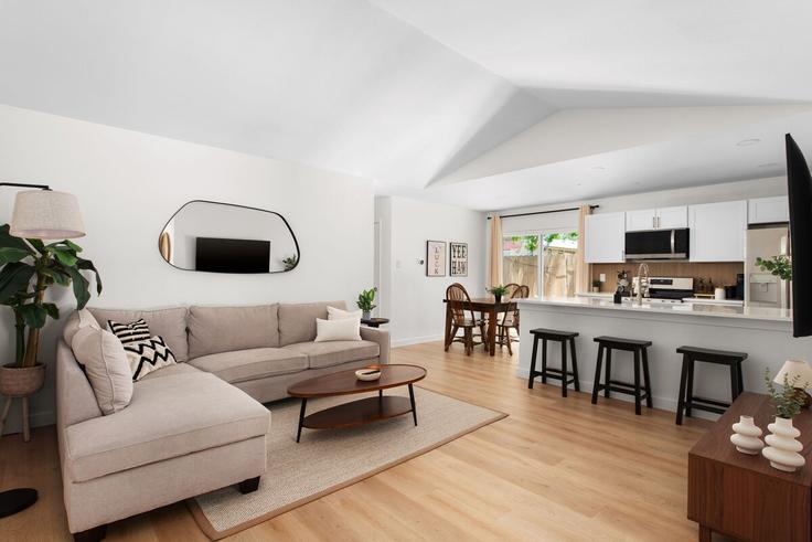 Austin AustinのBuilding Berkett Drive - jr-property-mgmt - 1492676のアパートメントにある、モダンな家具を備えたエレガントなデザインのリビングルーム