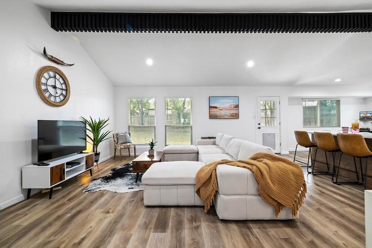 Salle de séjour élégante avec mobilier moderne dans un appartement à Building Galen Court - jr-property-mgmt - 1492671 à Austin, Austin