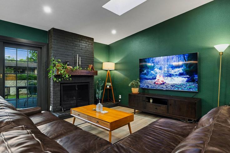 Elegante sala de estar con mobiliario moderno en un apartamento en Building Oldfort Hill Drive - jr-property-mgmt - 1492696 en Austin, Austin Elegante sala de estar con mobiliario moderno en un apartamento en Building Oldfort Hill Drive - jr-property-mgmt - 1492696 en Austin, Austin