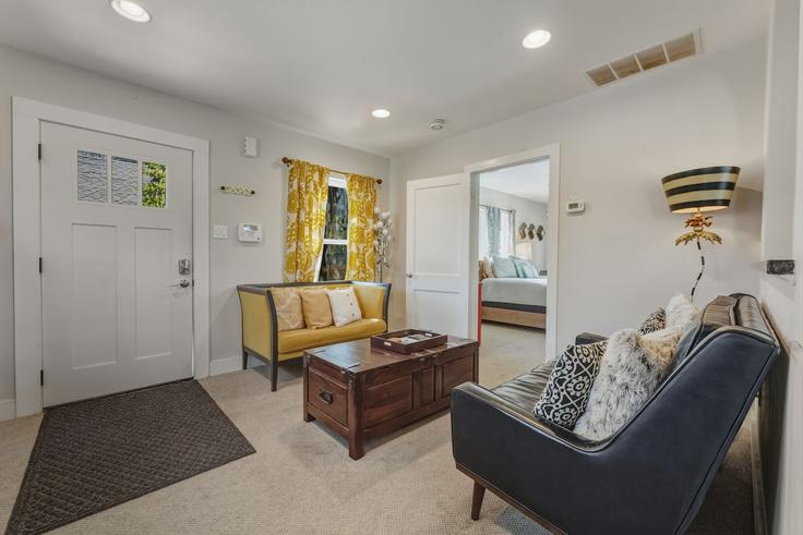 Sala de estar elegantemente projetada com móveis modernos em um apartamento no Building Barton Springs Road - jr-property-mgmt - 1492689 em Austin, Austin Sala de estar elegantemente projetada com móveis modernos em um apartamento no Building Barton Springs Road - jr-property-mgmt - 1492689 em Austin, Austin